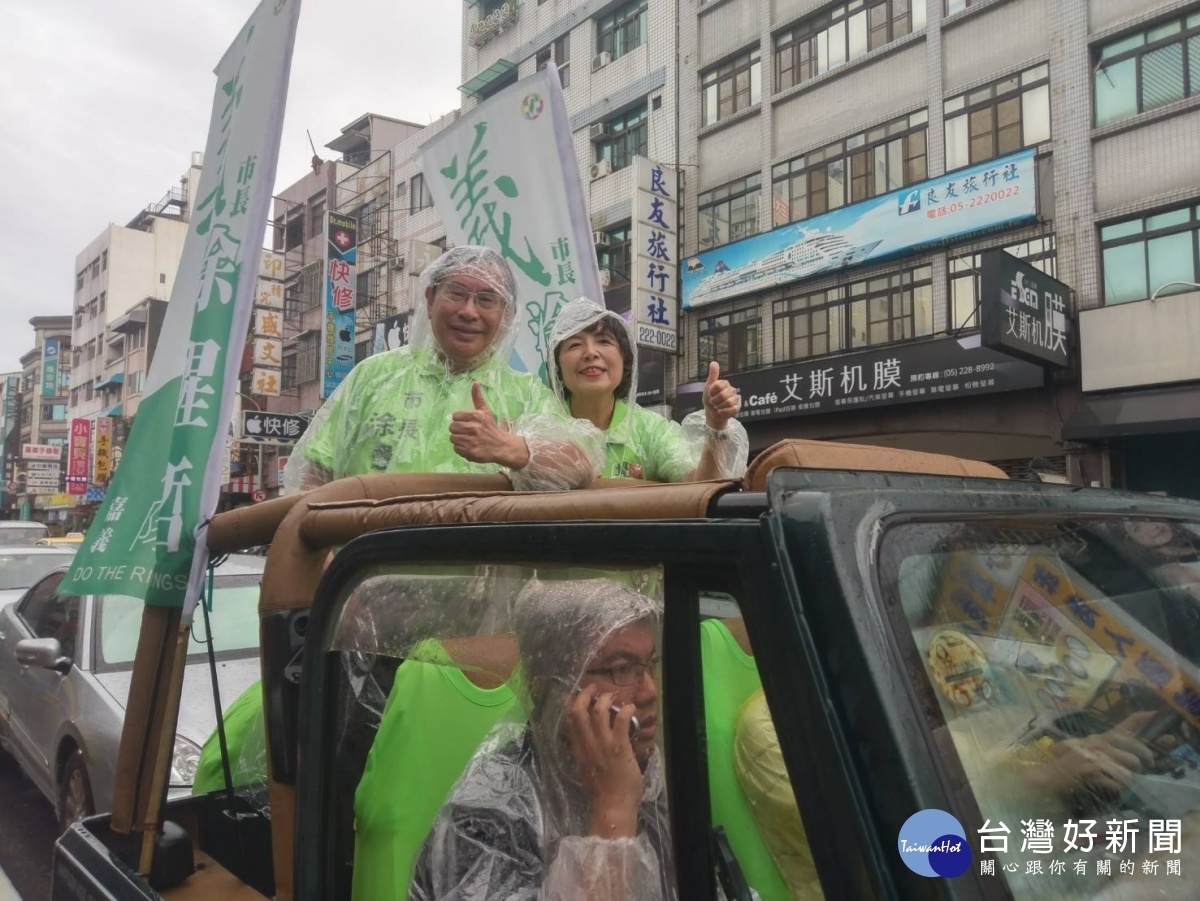 車隊冒雨市區繞街