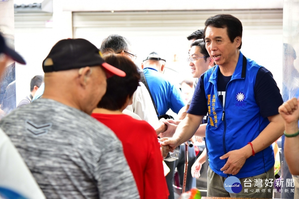 國民黨桃園市長參選人陳學聖陪同「KMT青年問政聯盟」登記參選後,隨後驅車前往平鎮、中壢參加固本會報。