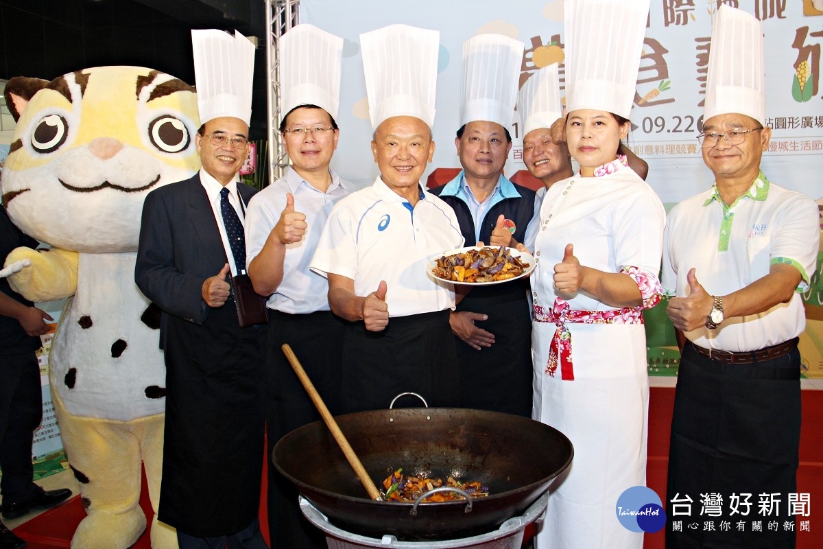 苗栗縣長徐耀昌並化身大廚,與紅瓦厝創意美食主廚李中瑜一起料理新版客家小炒