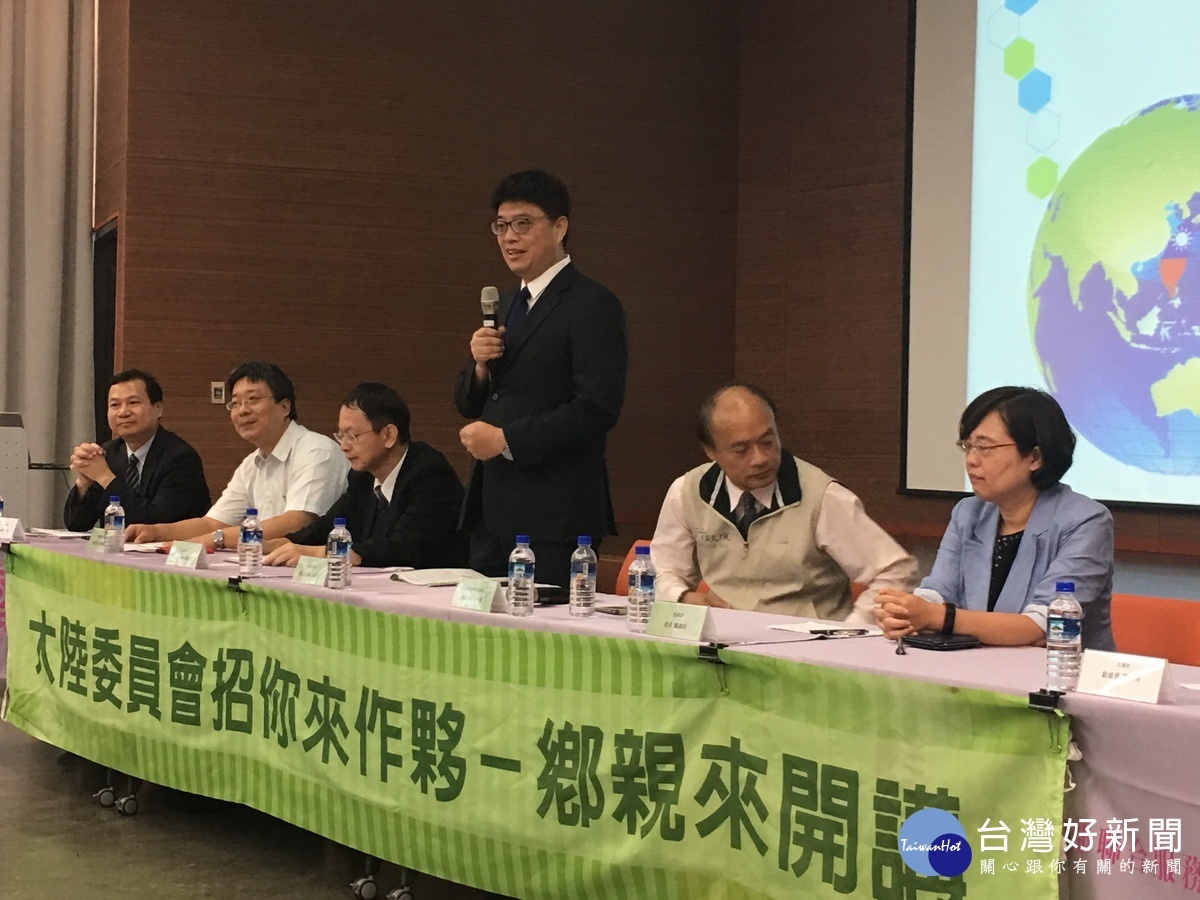 陸委會副主委邱垂正分析現階段兩岸關係。(記者扶小萍攝)