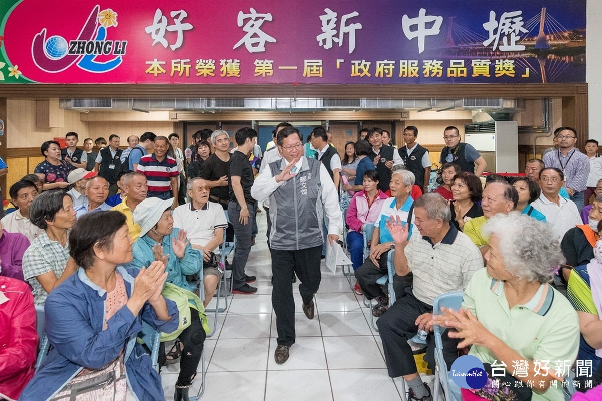 桃園市長鄭文燦出席「桃園軌道建設前期宣導說明會-鐵路地下化」受到在場民眾的歡迎。