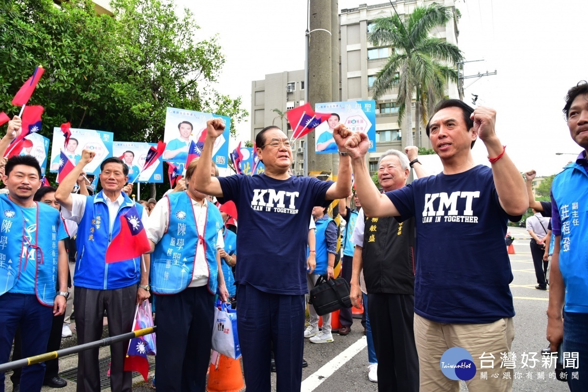 陳學聖興奮高舉登記完成表格,受訪時,陳學聖感謝副主席、立委、中常委、市議員及未來的市議員的全力相挺,