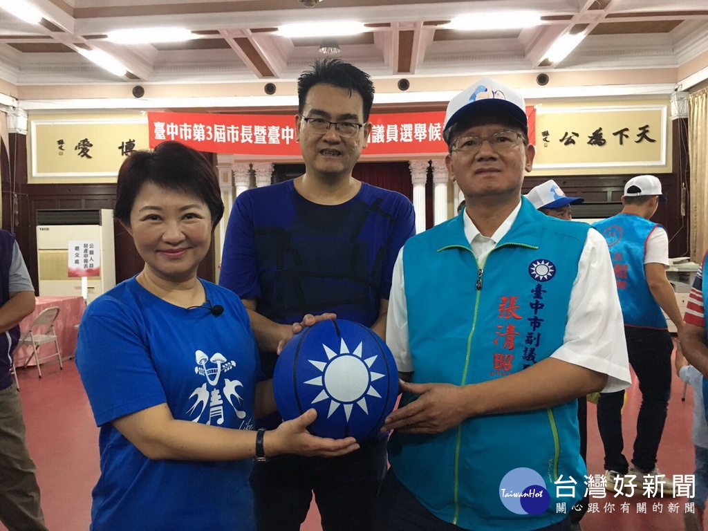 盧秀燕和張清照,陪蘇柏興登記。林重鎣攝