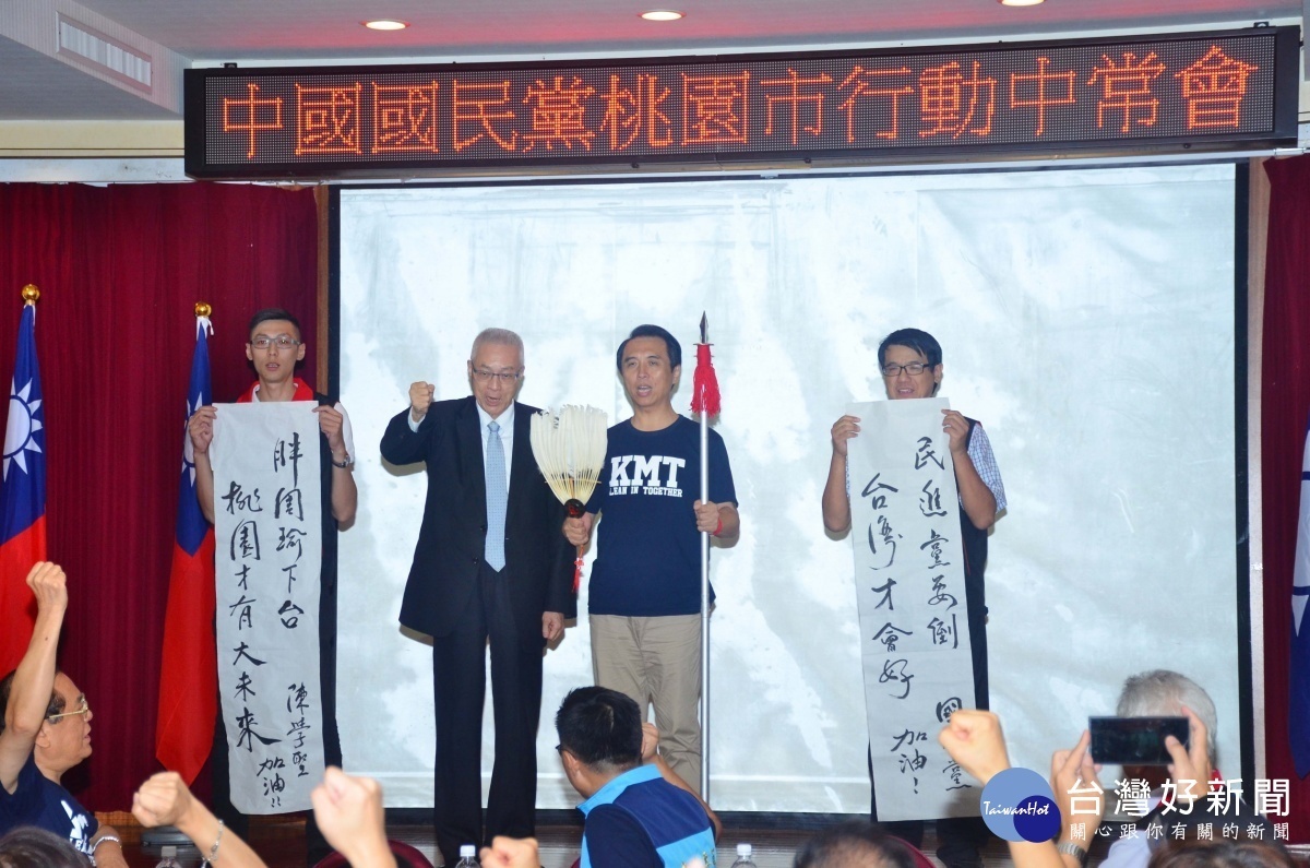 陳學聖從主席吳敦義手中接下趙子龍長槍及諸葛孔明白羽扇,除表達感謝,強調會全力以赴外。