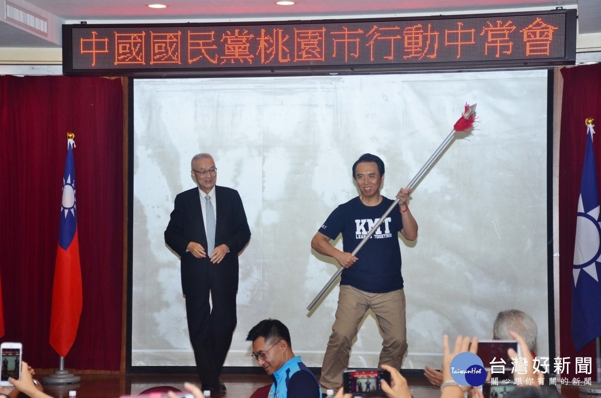 陳學聖從主席吳敦義手中接下趙子龍長槍及諸葛孔明白羽扇,除表達感謝,強調會全力以赴外。