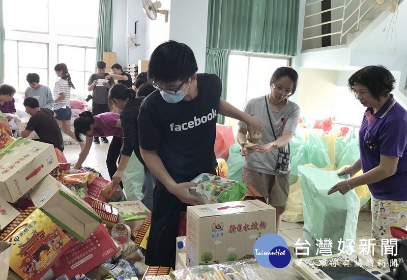 雲林家扶收到社會各界的善心物資,滿懷感恩之心將物資整理發送給弱勢家庭,感受社會的溫馨。