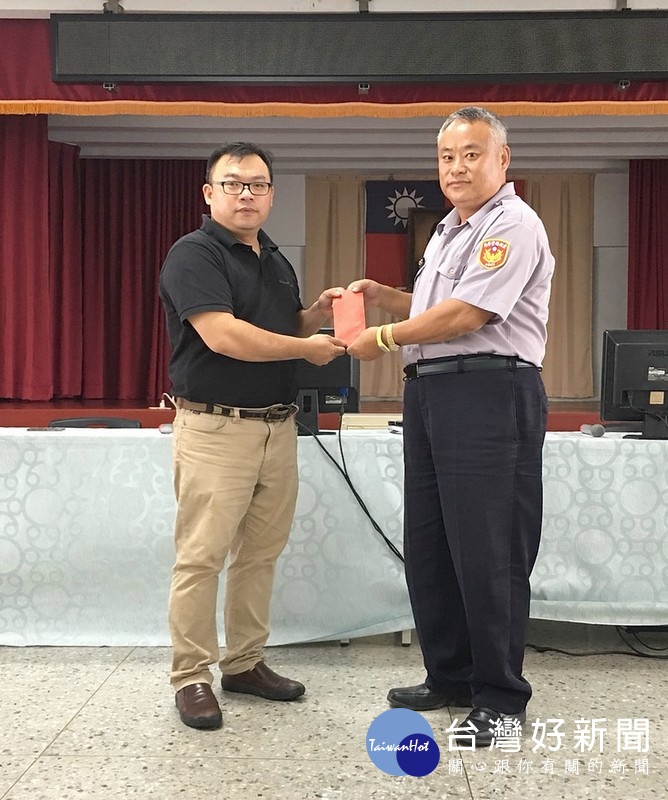 北港警友辦事處副主任吳佳承、許木春及站長王金本,表揚北港警分局8月份偵破刑案績優人員。