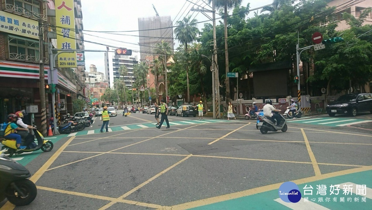 蘆竹分局規劃派遣員警執行交通疏導、路況查報及驅離取締違規停車,,以確保學童上、下學安全。