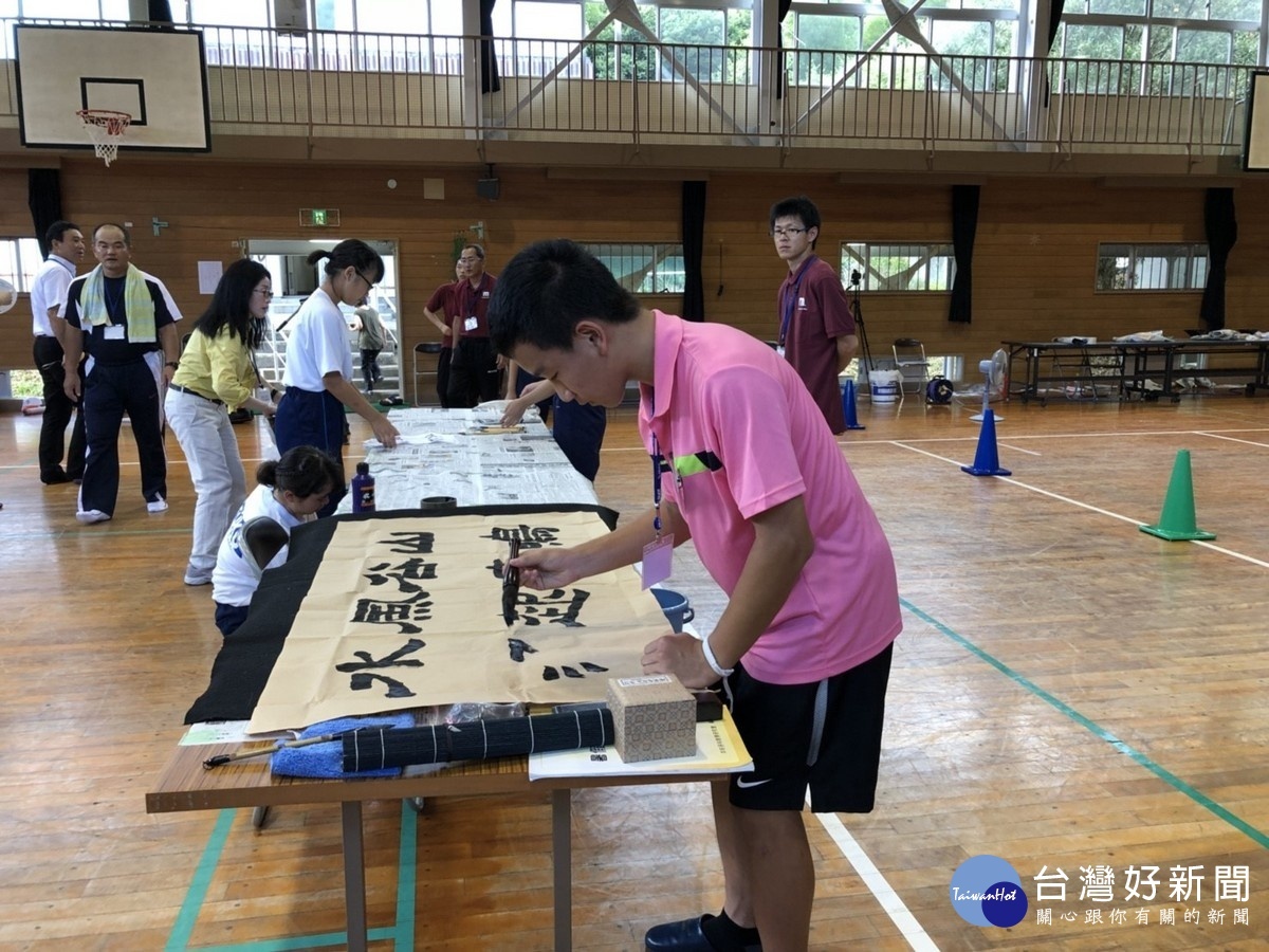 水里國中學生陳彥泓現場揮毫。