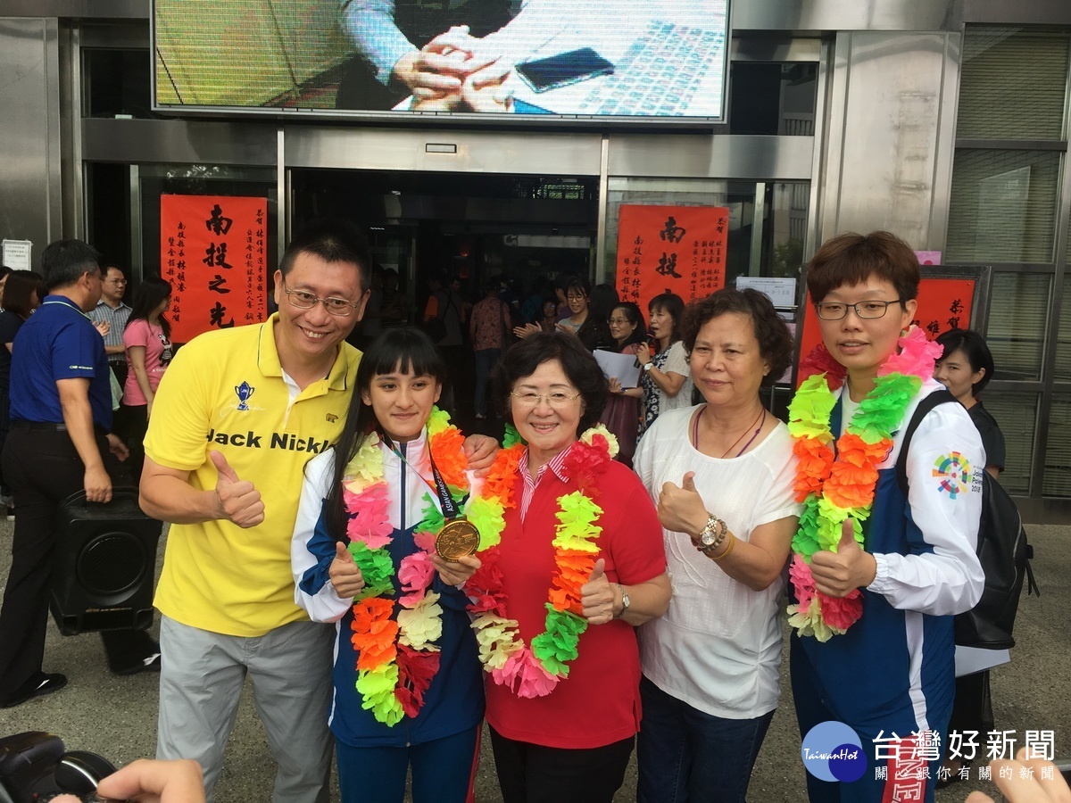 縣空手道主委許阿甘對谷筱霜鼓勵有加。(記者扶小萍攝)