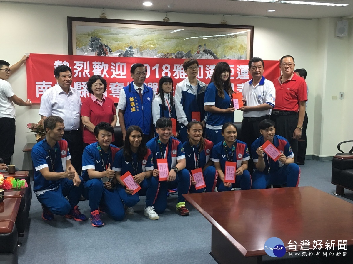 南投縣府與縣體育會都頒獎金予選手。(記者扶小萍攝)