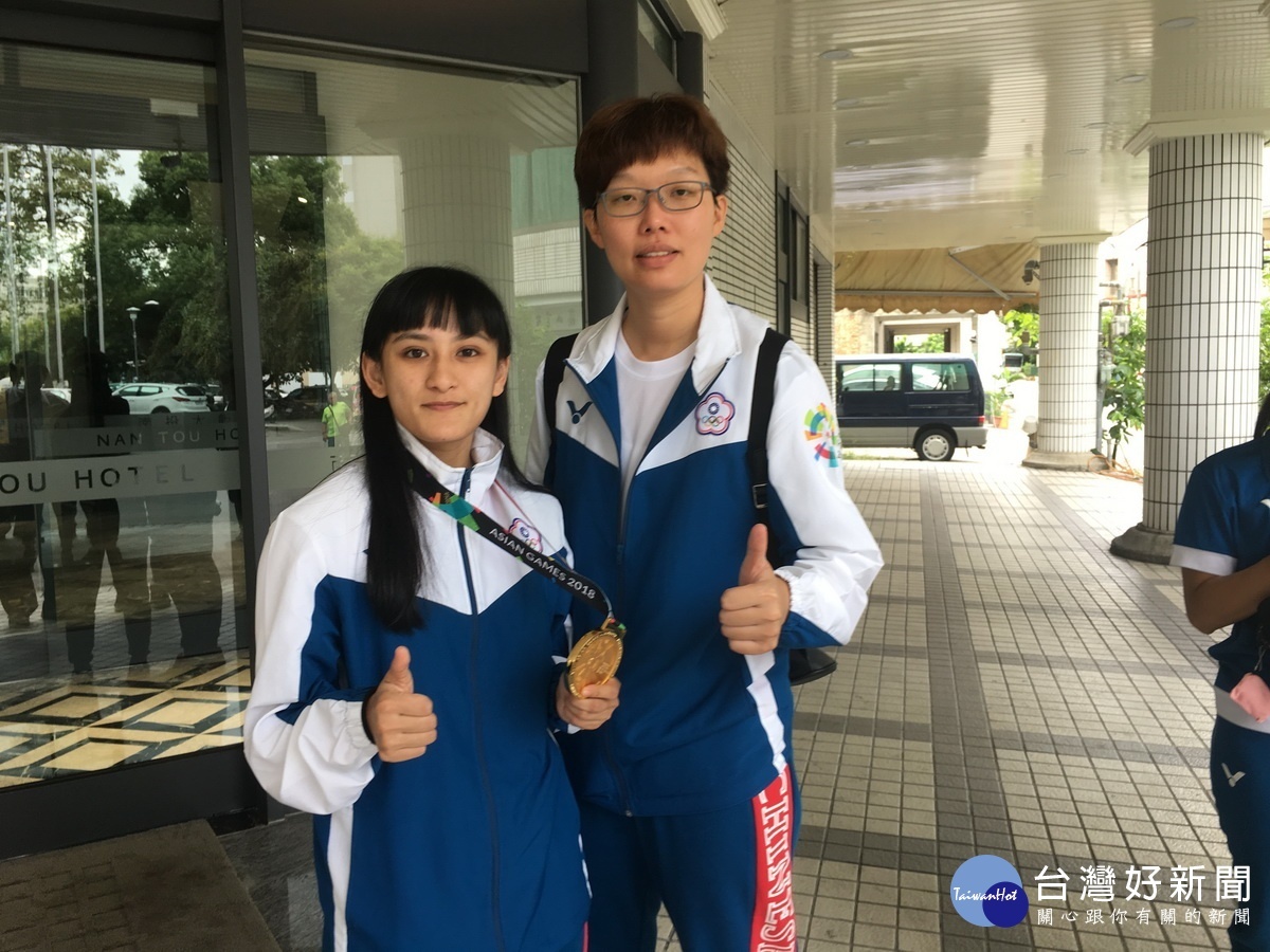 谷筱霜感謝教練曾麗如的培訓。(記者扶小萍攝)
