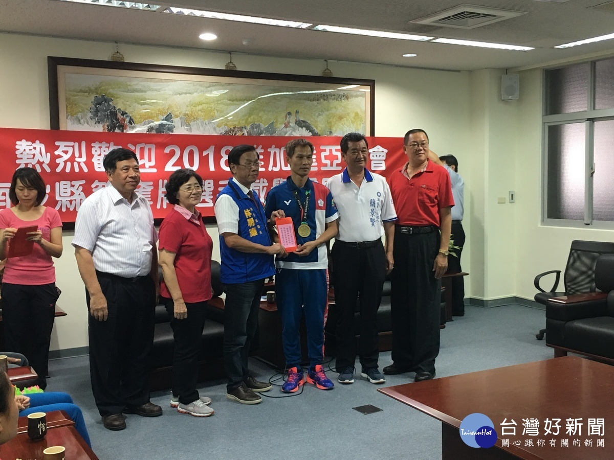 林佰峰獲保齡球選手十分不易。(記者扶小萍攝)
