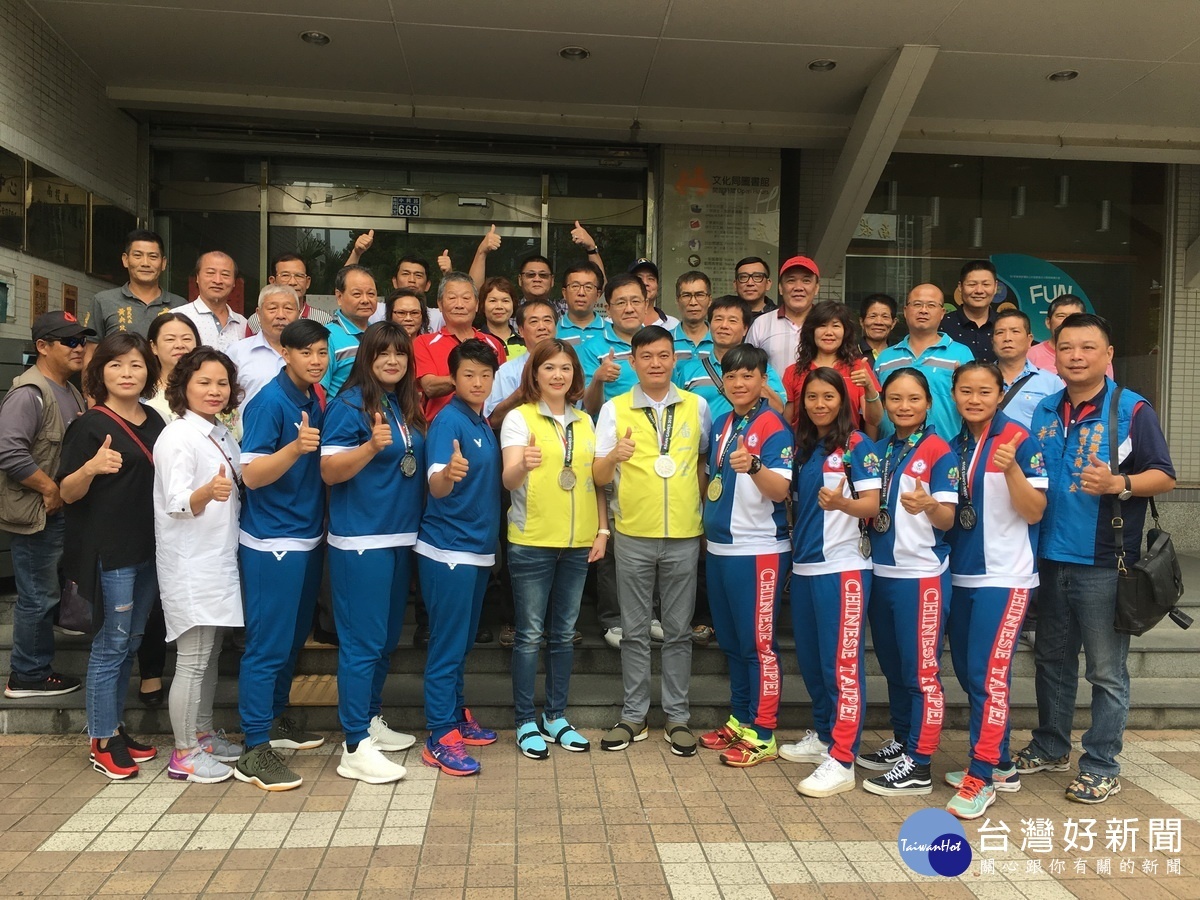 副議長潘一全由夫人和支持者陪著登記競逐下屆議員。(記者扶小萍攝)