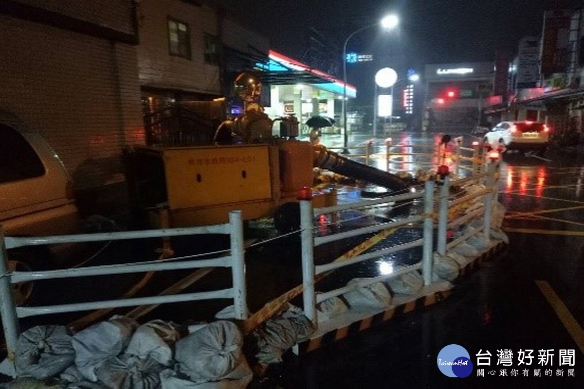 因應午後雷陣雨強襲，水務局應變小組人員在桃園區樹仁三街預佈抽水機。