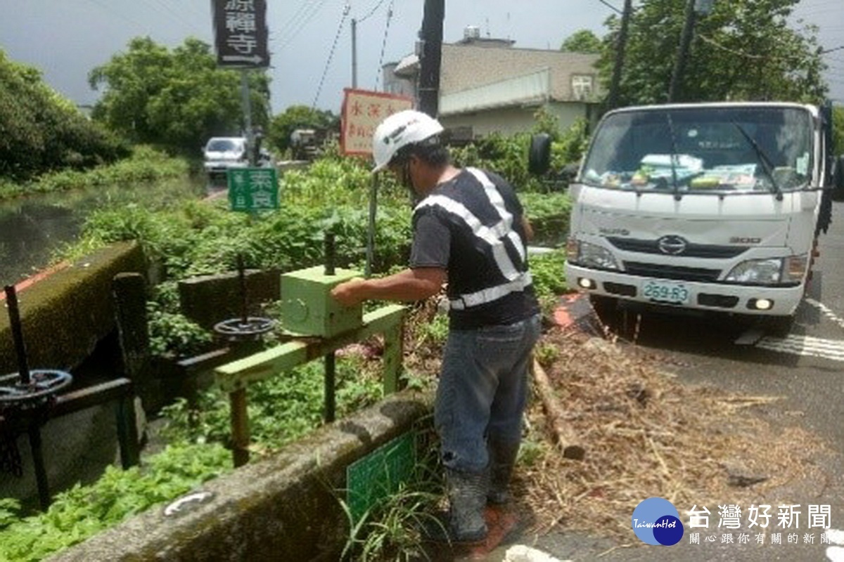 因應午後雷陣雨強襲,桃市水務局開設水災三級應變中心,相關人員巡檢各排水門的啟閉功能。