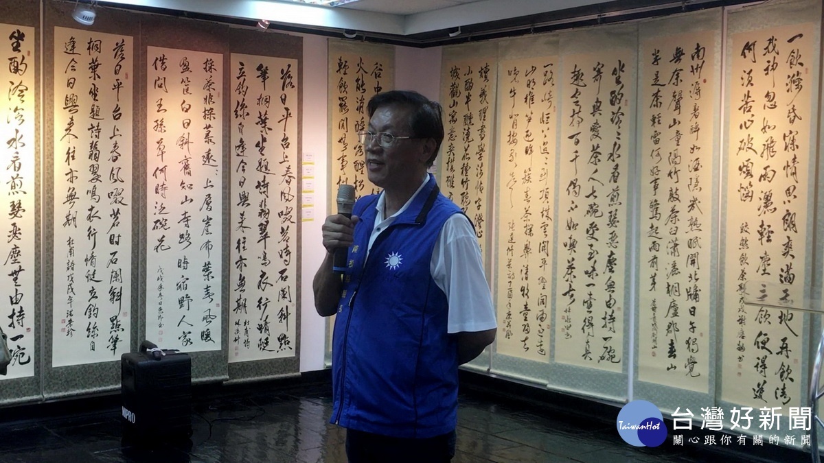 林明溱縣長肯定藝文人士對文化傳承的努力。(記者扶小萍攝)
