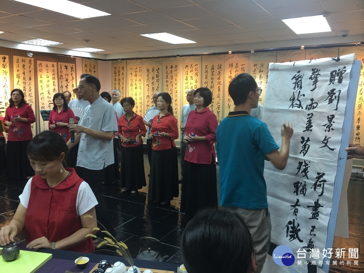 茶會中在地詩社吟詩,學員現場揮毫十分詩意。(記者扶小萍攝)