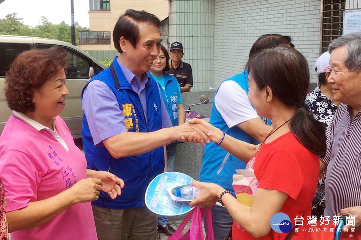 國民黨桃園市長候選人陳學聖在固本會報中向民眾拉票。