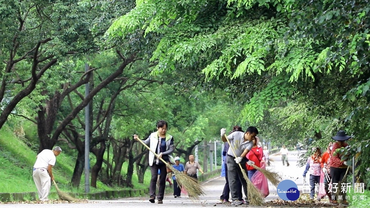 集集鎮淨堤活動，陳紀衡〈中〉鎮長親自參與打掃落葉，並感謝內社區的環保志工熱情來參與。