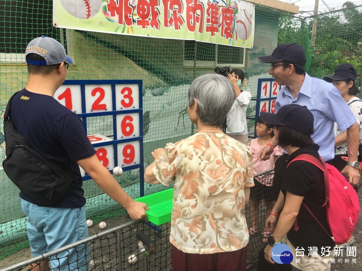 長輩參加王牌投手趣味活動。(記者扶小萍攝)