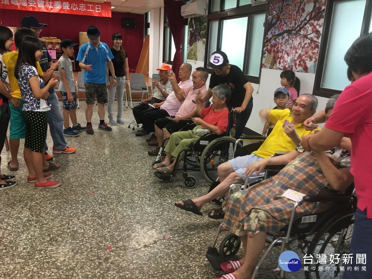 老人家以手搖方式代替慢跑計數。(記者扶小萍攝)