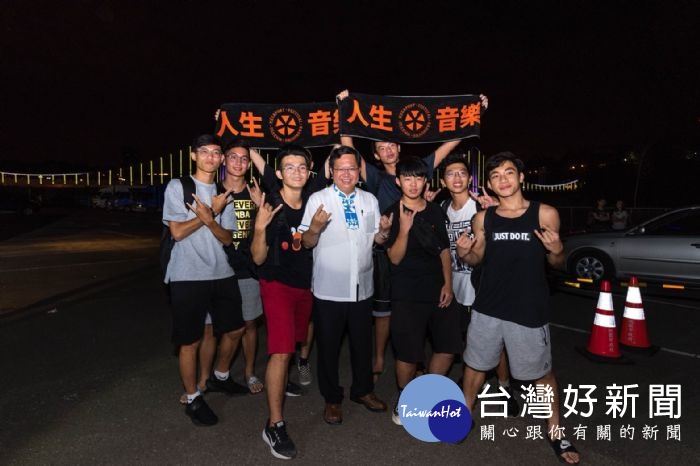 鄭市長表示,桃園鐵玫瑰音樂節以往都在藝文中心演出,後來系列活動中的搖滾表演,改以繞境方式展現。