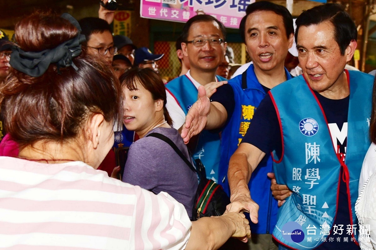 總統馬英九陪同國民黨市長候選人陳學聖及市議員候選人在大湳市場掃街拜票，民眾熱情夾道歡迎。