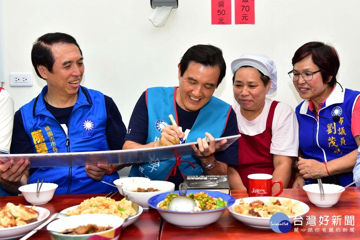 總統馬英九陪同國民黨市長候選人陳學聖及市議員候選人在大湳市場掃街拜票,並到小吃店中品嚐當地美食,並應店家之請簽名。