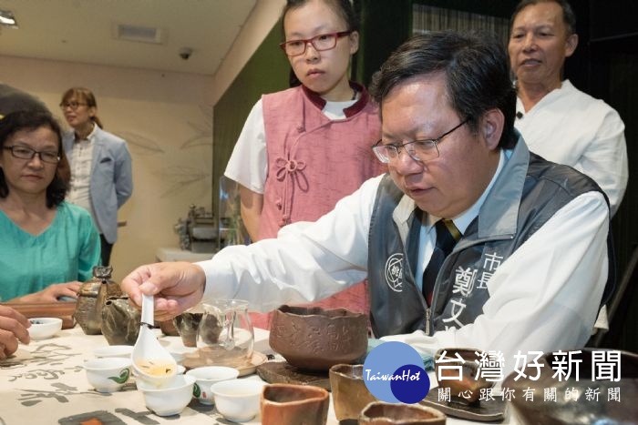 市長體驗泡茶、品茶等茶藝文化