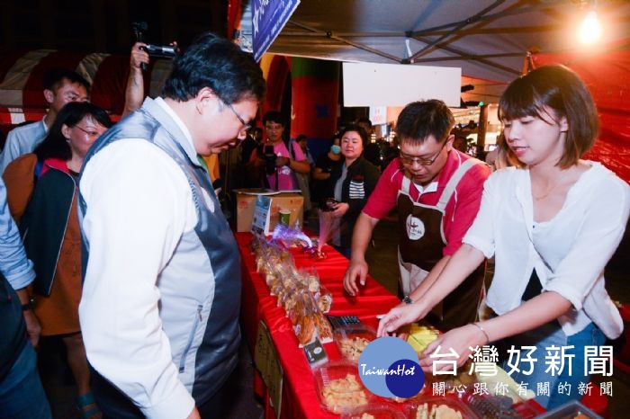鄭市長表示,每年中秋前夕,市府都會協助身障朋友或庇護工場促銷商品。