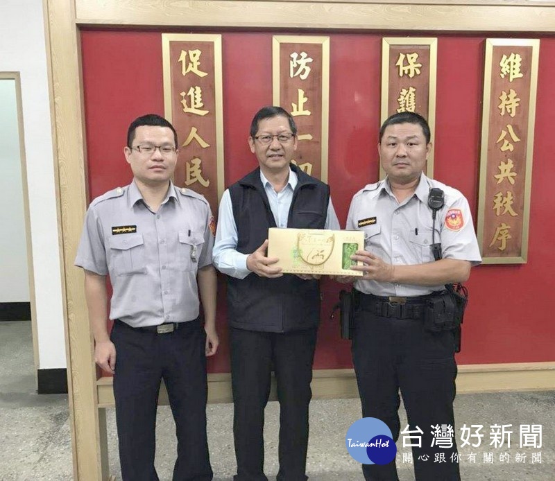 斗六警方落實深夜勤查,攔查行跡可疑的機車雙載男子,當場查獲槍枝及子彈,依法送辦。(記者陳昭宗拍攝)