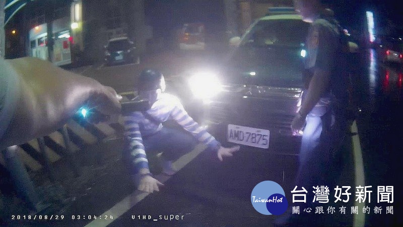 斗六警方落實深夜勤查,攔查行跡可疑的機車雙載男子,當場查獲槍枝及子彈,依法送辦。(記者陳昭宗拍攝)