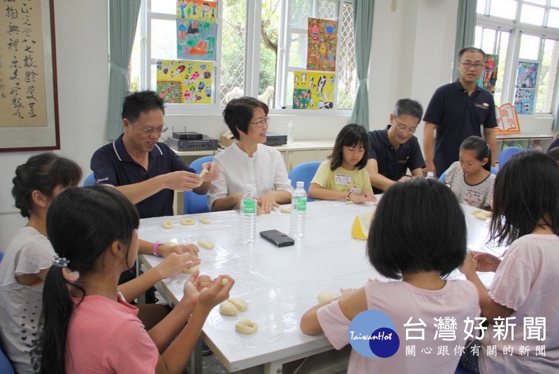 台灣世界展望會「兒童烹飪班」成果發表,感謝愛心企業立勇實業關懷贊助,亦呼籲持續分享愛心幫助貧童穩定上學。(記者陳昭宗拍攝)