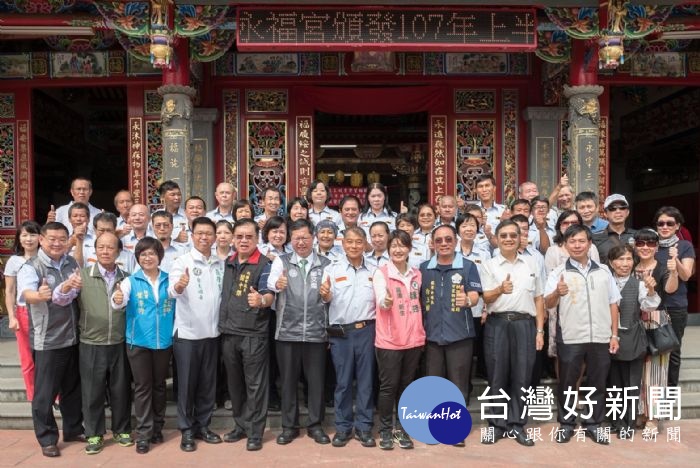 桃園市長鄭文燦前往龍潭區三坑里社區,頒發107年上半年績優治安示範社區認證標章。