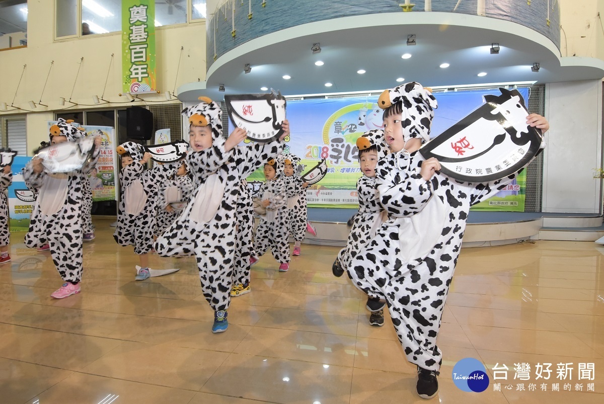 彰化乳牛節即將登場，小朋友可愛的扮乳牛表演，推廣彰化乳品。圖／記者鄧富珍攝