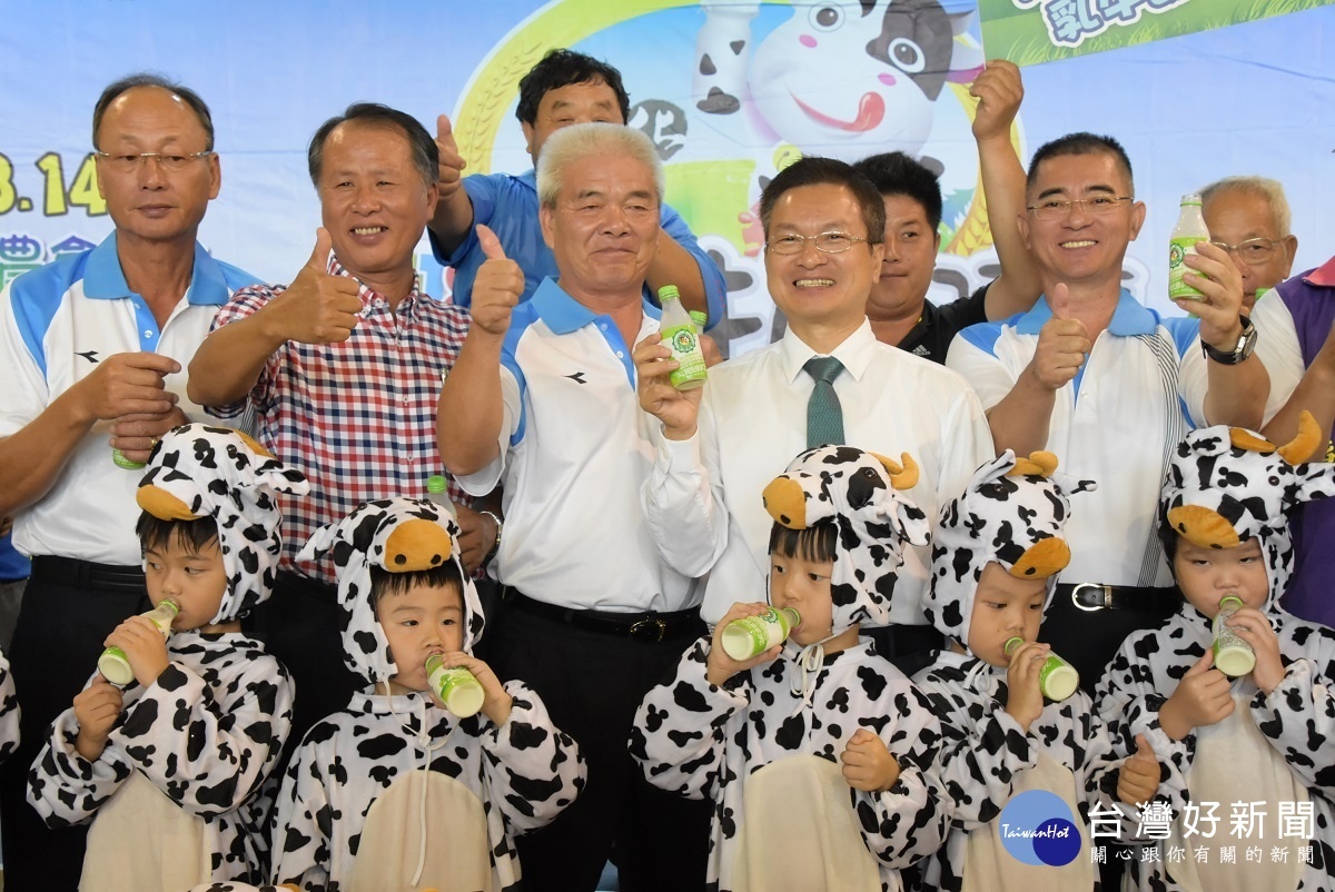 彰化縣長魏明谷推廣彰化優質牛乳.圖/記者鄧富珍攝