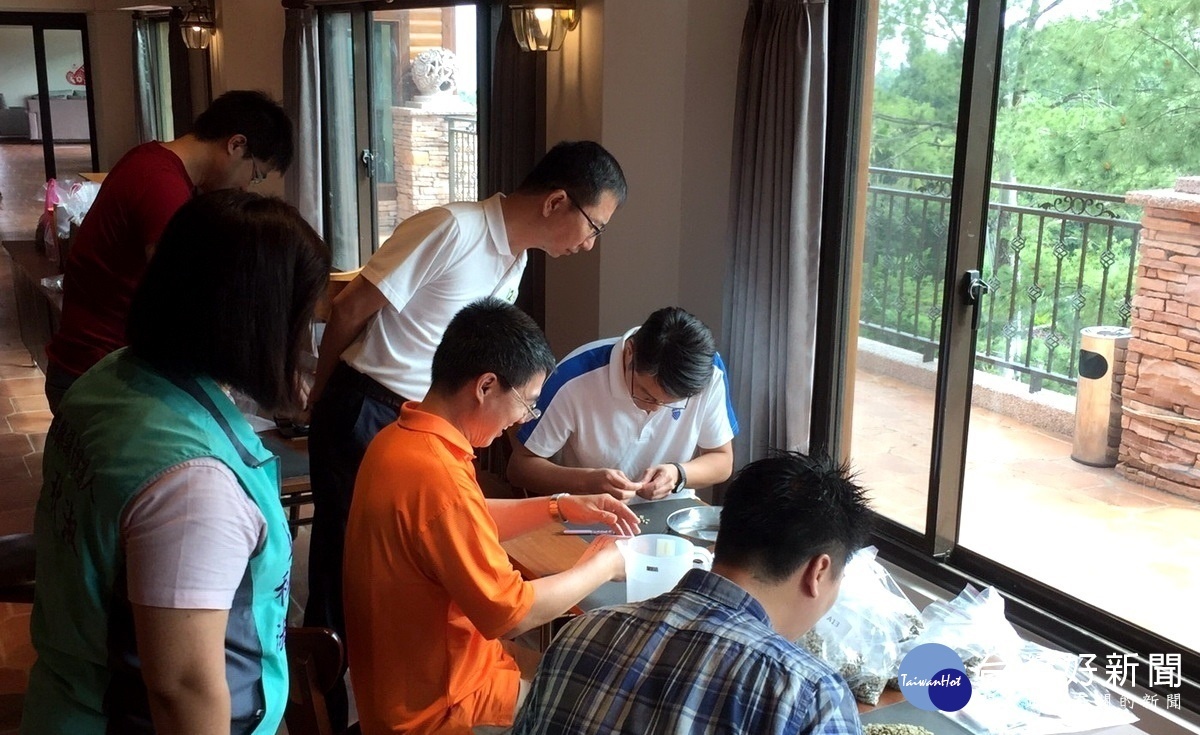 鄉長陳錦倫在今年月間舉辦「日月潭咖啡精品生豆認證 」時特別前往了解。（圖/魚池鄉公所）