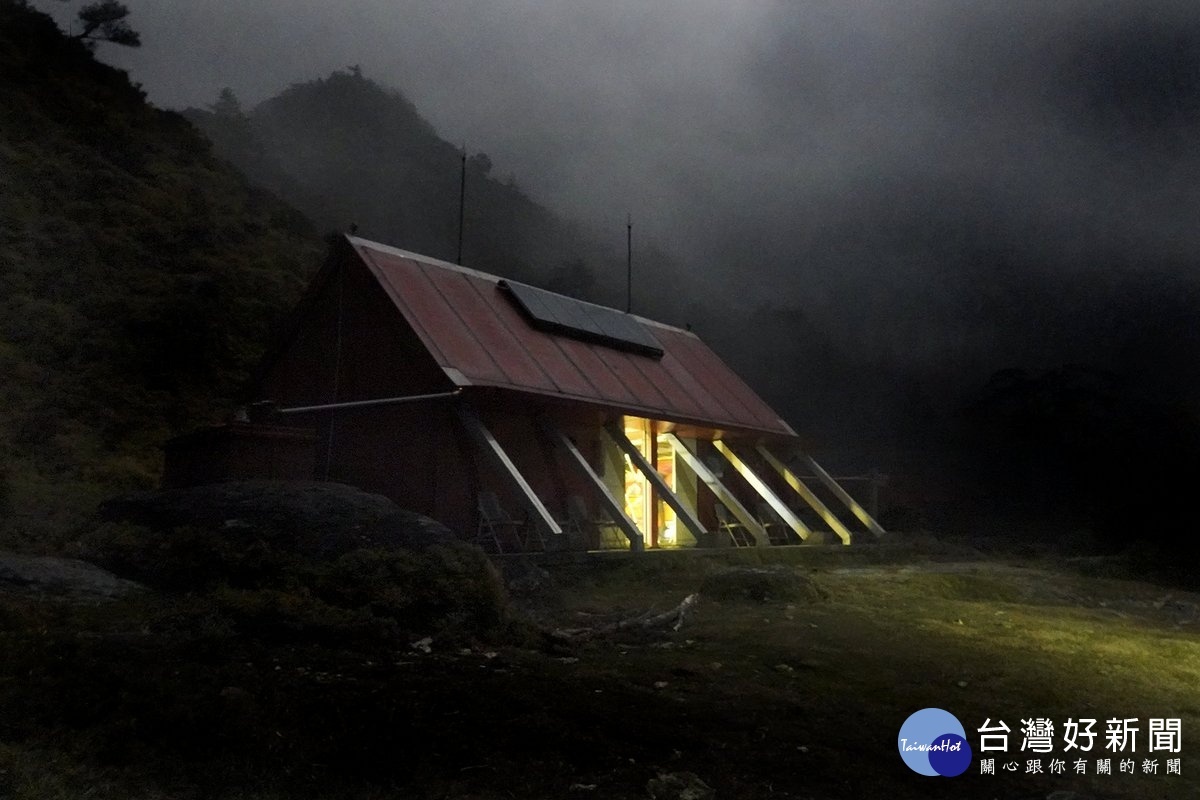 拉庫音溪山屋夜景。〈圖片玉管處提供〉