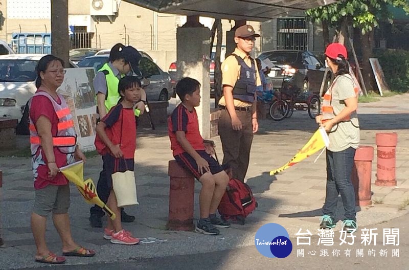 北港警方積極強化校園安全機制,除加強內外圍巡簽工作,另著重上下學交通秩序維持整理,並特別注意校園周遭易生危害處所之查察。(記者陳昭宗拍攝)