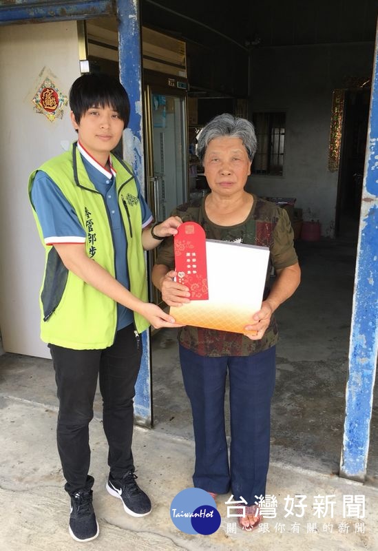台塑企業暨慶寶公益信託中秋節低收入戶關懷活動起跑,麥管部副總陳文仰等人逐日前往雲彰7鄉鎮致贈禮金及禮品,提前送上中秋佳節的溫馨。(記者陳昭宗拍攝)
