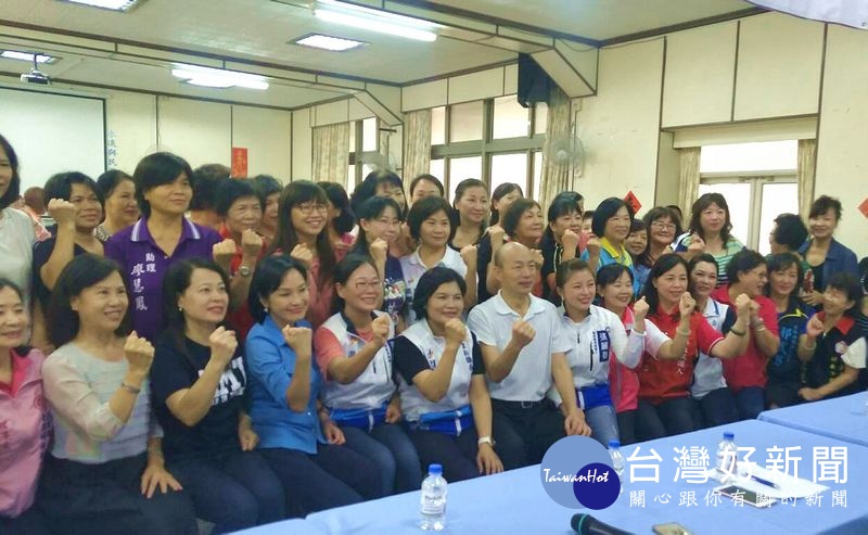 高雄市長候選人的韓國瑜陪同雲林縣長候選人張麗善前往斗六西市場掃街拜票,並參加縣黨部的婦女座談,獲得支持者熱情的加油打氣。(記者陳昭宗拍攝)