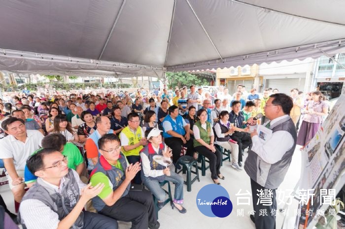 桃園市長鄭文燦5日下午前往中壢區中興巷,出席「中興巷公辦都更說明會」。