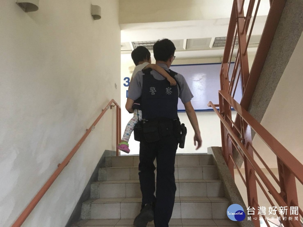 暖男員警抱著女童沿路尋親,最後安全的將女童交由伯父帶回。