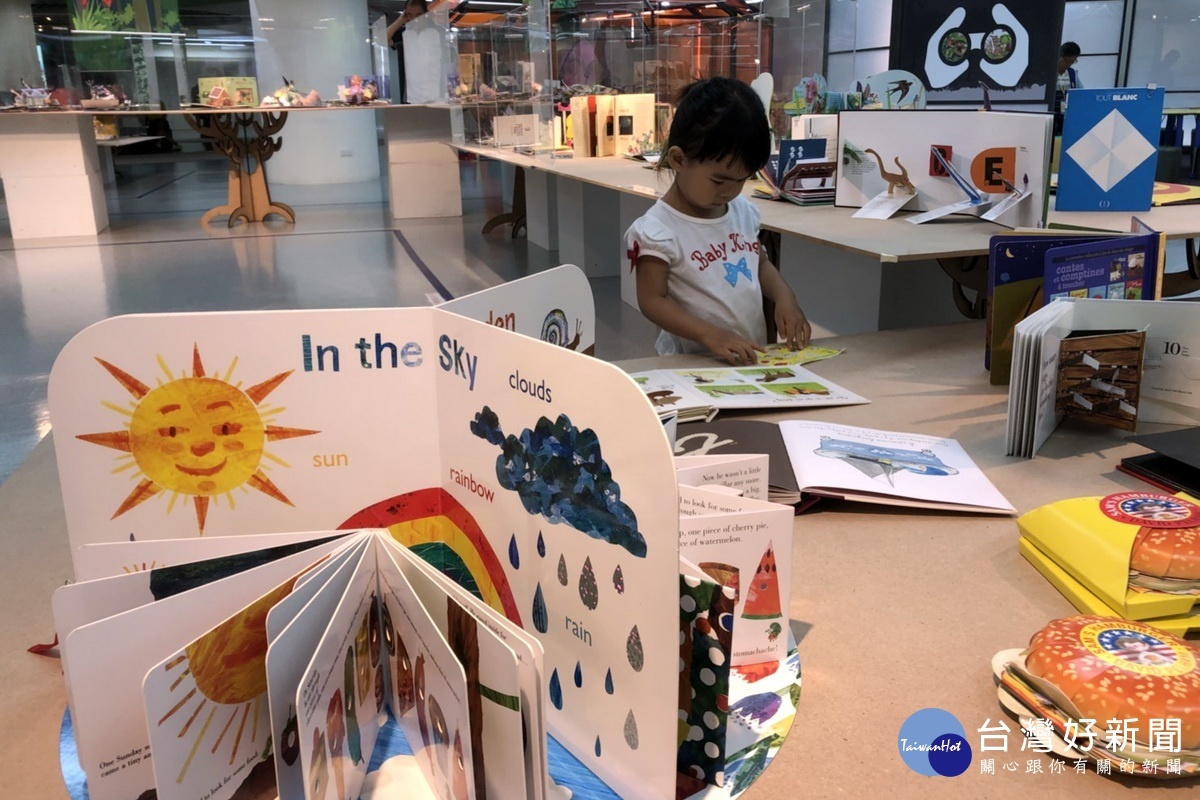 取材格林童話「森林裡的糖果屋」立體書探索展，在桃園市兒童美術館登場。
