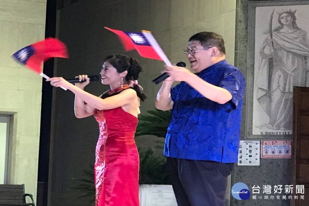 2人在義大利表演。
