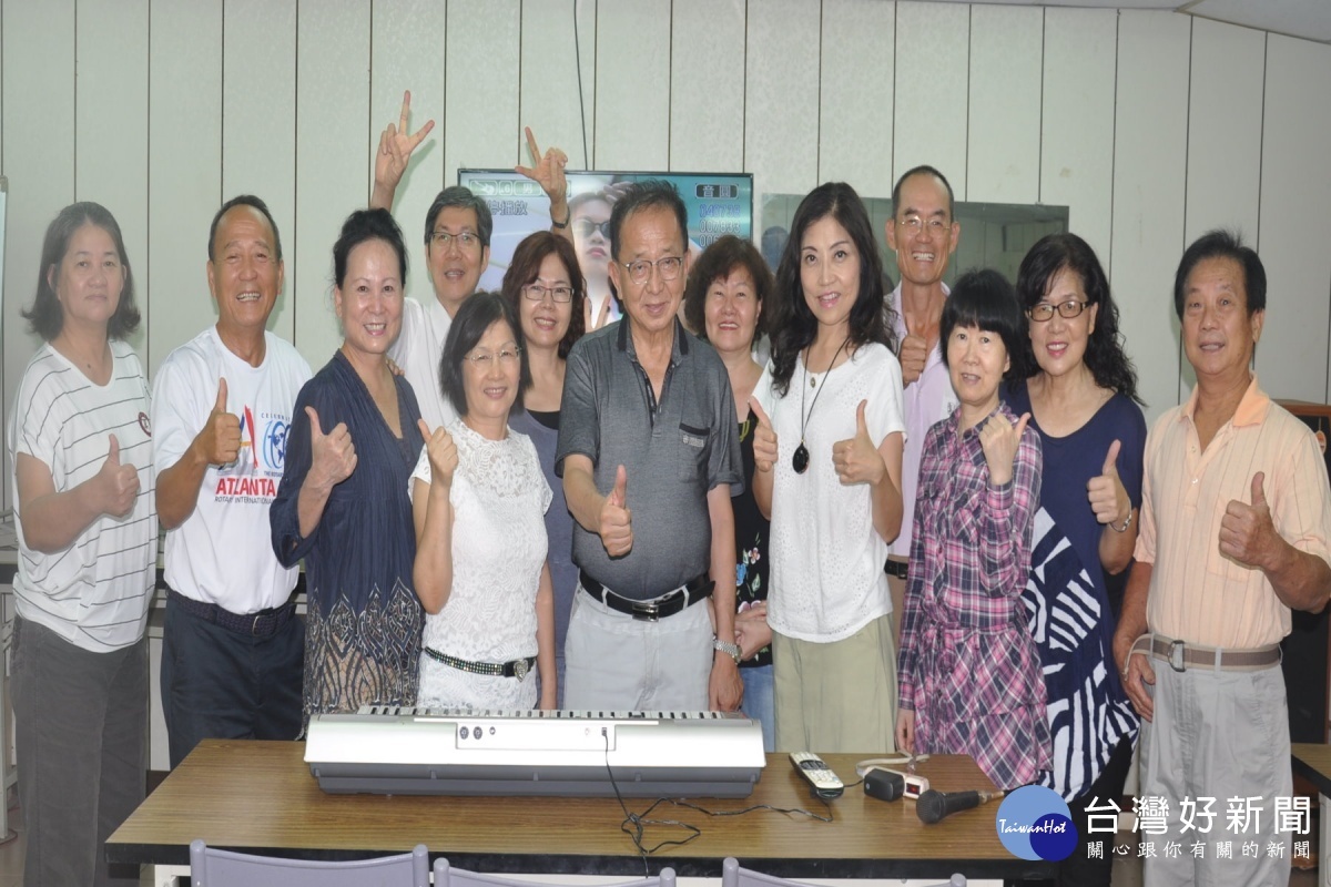 蘇中民老師與學員合影。