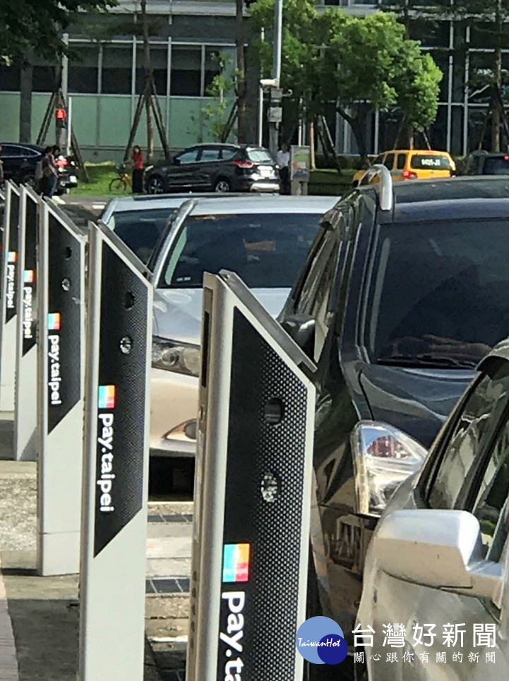台北市停車管理工程處自即日起在松智路(北市府東門廣場)、和平東路1段(新生南路2段-泰順街)、長春路(林森北路-新生北路)等3路段的路邊停車格,試運行智慧停車位,並推出「自主開單繳費」優惠措施。(圖/台北市停車管理工程處)