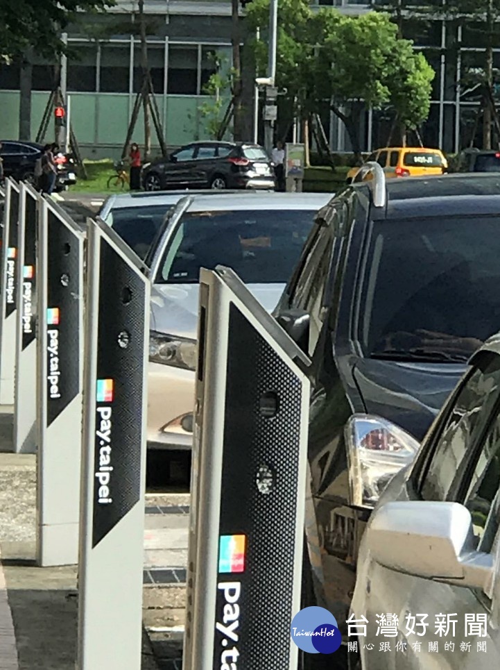 台北市停車管理工程處自即日起在松智路（北市府東門廣場）、和平東路1段（新生南路2段－泰順街）、長春路（林森北路-新生北路）等3路段的路邊停車格，試運行智慧停車位，並推出「自主開單繳費」優惠措施。（圖／台北市停車管理工程處）