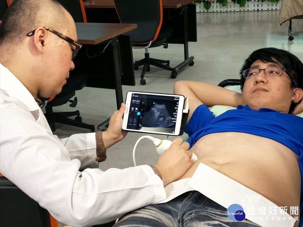 趙尹鍵醫師運用「口袋型行動超音波」為病患進行檢查。圖／記者鄧富珍攝